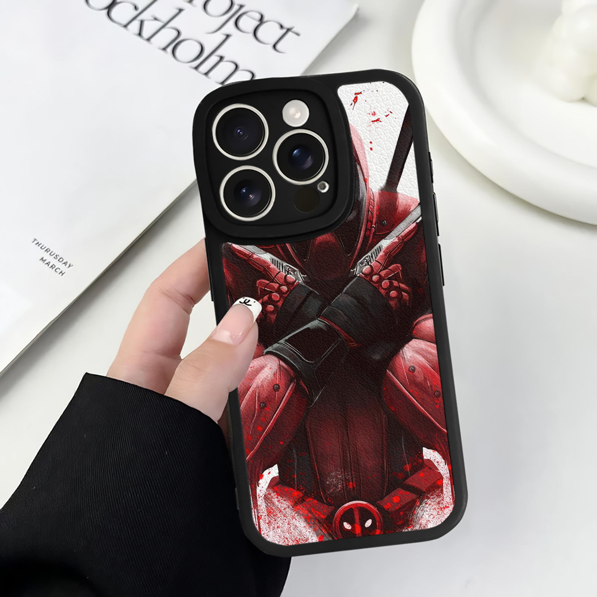 （画像用） Deadpool デッドプール 【iPhone 16シリーズ対応】シリコンスマホケース（レザー調） 材質：シリコン